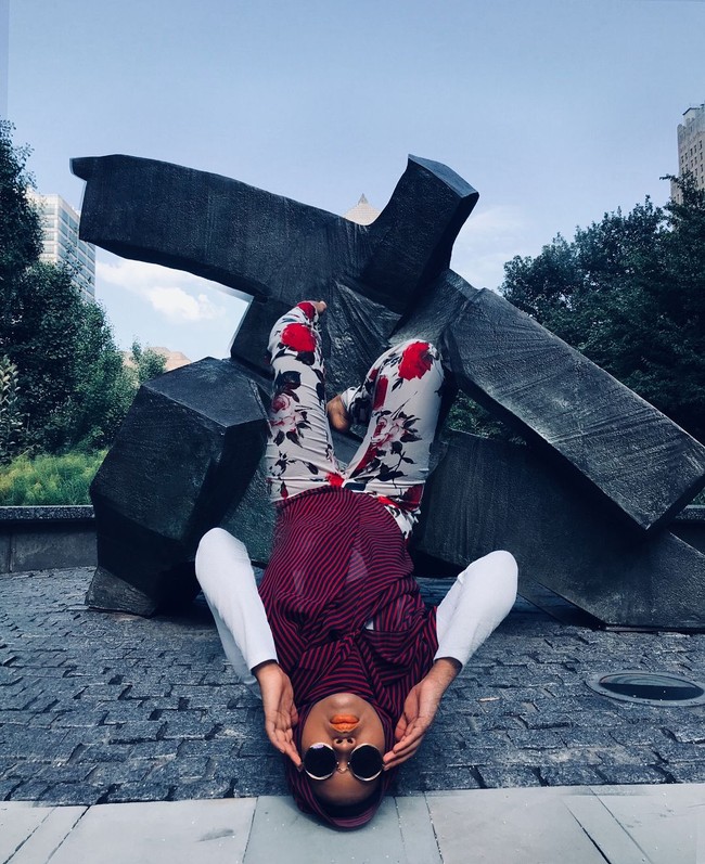 Wanita berkulit hitam itu memiliki gaya hijab yang menarik. Ia sering tampil mengenakan warna-warna pop dan terang yang terlihat kontras dengan warna kulitnya. Foto: Instagram/wafa_s_osman