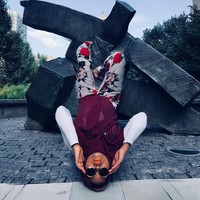 Wanita berkulit hitam itu memiliki gaya hijab yang menarik. Ia sering tampil mengenakan warna-warna pop dan terang yang terlihat kontras dengan warna kulitnya. Foto: Instagram/wafa_s_osman