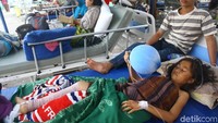Beberapa pasien yang dirawat di tenda tersebut adalah anak-anak.