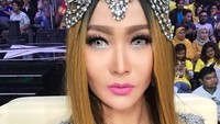 Hiasan kepalanya saja disebut-sebut bisa mencapai belasan juta. Dok. Instagram/inul.d