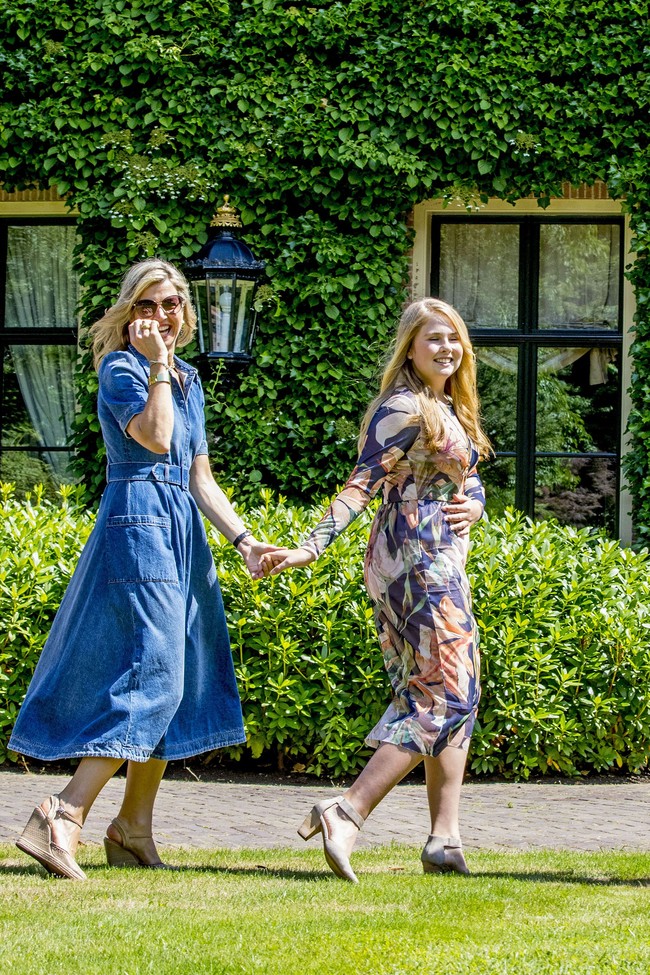 Ratu Maxima dengan gaun flare denim, mengikuti tren yang dipopulerkan Meghan Markle. Foto: Getty Images