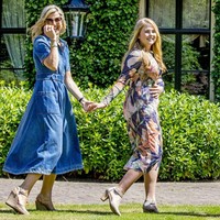 Ratu Maxima dengan gaun flare denim, mengikuti tren yang dipopulerkan Meghan Markle. Foto: Getty Images