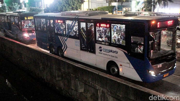 Sistem ganjil genap efektif diberlakukan sejak awal bulan Agustus 2018. Para pengguna jalan pun memilih menggunakan bus Transjakarta.