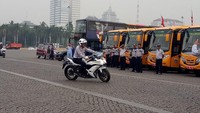 Anies mengendarai kendaraan tersebut di Lapangan Monas, Jakarta Pusat, Rabu (8/8/2018). Anies mencoba mengendarai tiga motor yang dipakai Dishub DKI. Motor yang pertama dikendarai Anies memiliki tenaga 1.600 cc.  