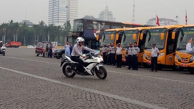  Anies terlihat cukup lihai saat mengendarai motor itu.