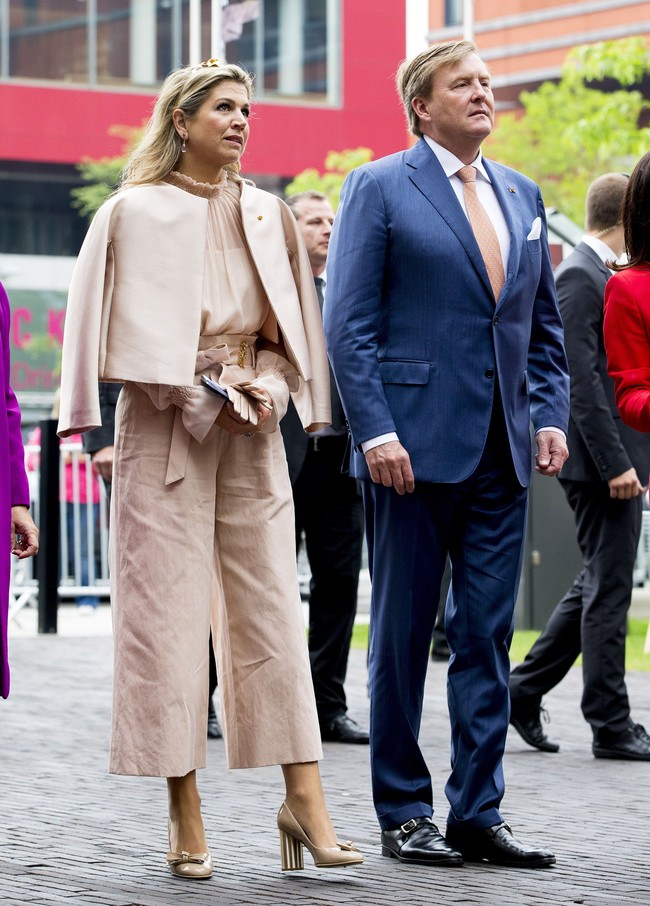 Jaket crop dan celana wide-leg memberi kesan stylish dan kekinian. Foto: Getty Images