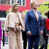 Jaket crop dan celana wide-leg memberi kesan stylish dan kekinian. Foto: Getty Images