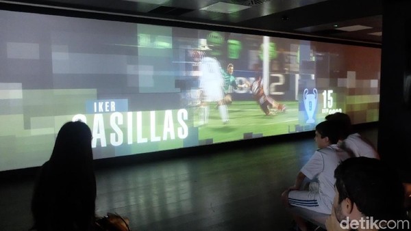 Jangan keburu bosan karena Tour Bernabeu disajikan secara interaktif. Contohnya melihat highlight di layar kaca ini (Dhani Irawan/detikTravel) Jangan keburu bosan karena Tour Bernabeu disajikan secara interaktif. Contohnya melihat highlight di layar kaca ini (Dhani Irawan/detikTravel)