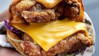 Mau burger berisi daging ayam plus keju lembaran keju yang lembut mulur? Cheeseburger yang satu ini bisa jadi pilihan yang tepat buat kamu. Foto: makeamericancheesegreatagain