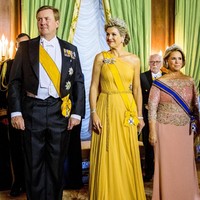 Gaun kuning mustard Ratu Maxima mengeluarkan aura seorang Ratu yang tak terbantahkan. Foto: Getty Images