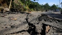 Gempa 7 SR membuta jalan tersebut mengalami rusak parah.