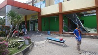Sebagian atap juga ambruk.