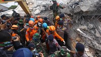 Petugas gabungan dari TNI, Polri dan Basarnas berhasil melakukan evakuasi satu jenazah yang tertimbun runtuhan bangunan masjid akibat gempa berkekuatan 7 SR yang mengguncang desa Pamenang, Lombok Utara, NTB, Rabu (8/8/2018).