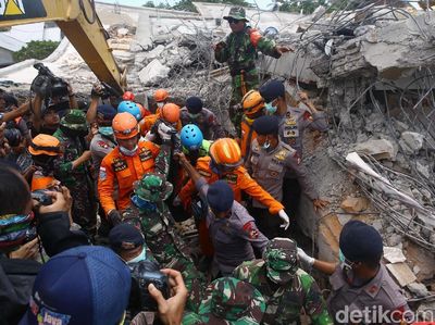 Tim Penyelamat Berhasil Evakuasi 1 Jenazah Korban Gempa Lombok
