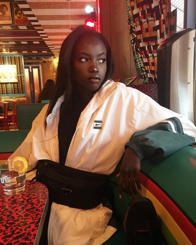 Anok ternyata punya talenta tersembunyi. Aku bisa membengkokan jempolku ke belakang. Aku juga bermain basket dan voli, ungkap sang model. (Foto: Instagram/anokyai)