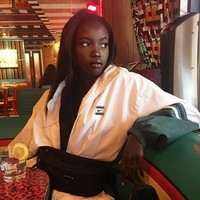 Anok ternyata punya talenta tersembunyi. Aku bisa membengkokan jempolku ke belakang. Aku juga bermain basket dan voli, ungkap sang model. (Foto: Instagram/anokyai)