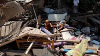 Salah satu rumah warga di Kayangan hancur akibat gempa. REUTERS/Beawiharta.