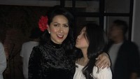 Aisyah tampak sangat dekat dengan Venna Melinda, calon mertuanya. Dok. Instagram/vennamelindareal
