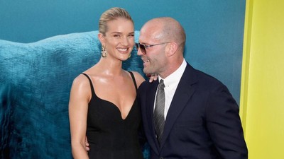 Jason Statham dan Rosie Huntington-Whiteley Mesra Banget di Red Carpet
