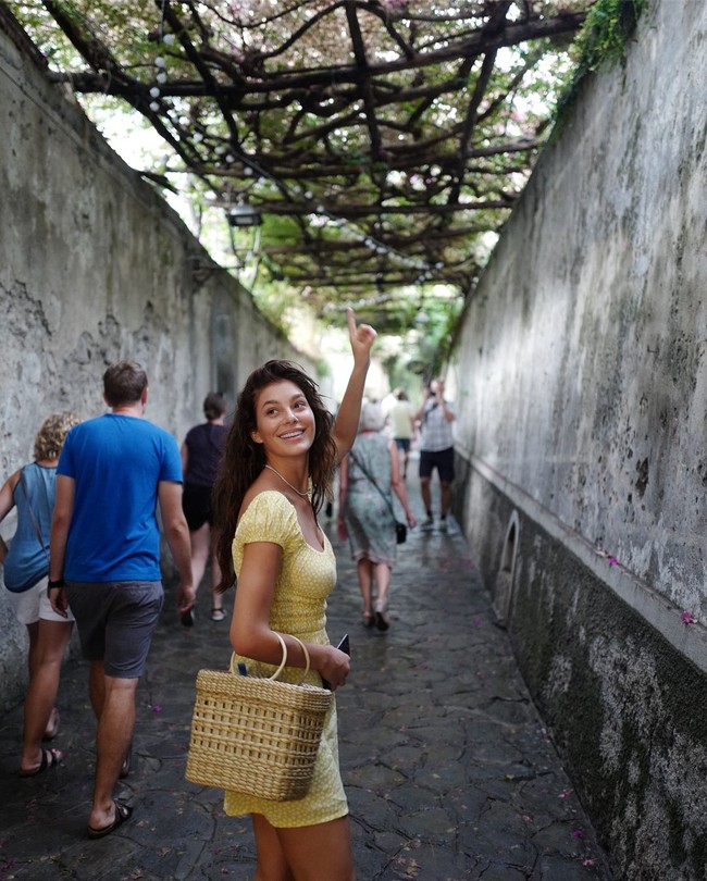 Ia adalah Camila Morrone, model cantik dan seksi asal Argentina. Camila dan Leo sudah dekat sejak Desember tahun lalu.  Foto: dok. Instagram (camilamorrone)