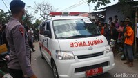 Mobil ambulans disediakan untuk membantu proses evakuasi para korban gempa yang tertimbun runtuhan bangunan masjid. Warga pun terlihat ikut menyaksikan proses evakuasi yang terus berlangsung.