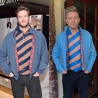Tom punya cara tersendiri untuk meniru poloshirt bergaris yang dipakai aktor Armie Hammer. Cukup pakai isolasi saja. (Foto: Instagram/@tommylenk)