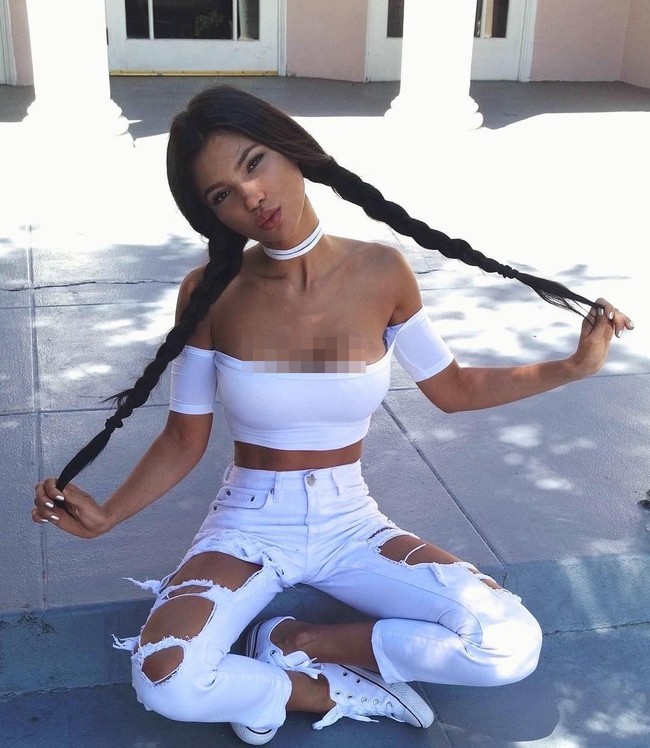 Svetlana sangat sering bergaya memakai busana crop top yang memamerkan perut langsingnya. Foto: Instagram @svetabily