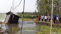 Pimpinan DPRD Ngawi mengunjungi lokasi. Di Ngawi dan Madiun itu banyak posisi tanah yang antiklinal, jadi di situ banyak jebakan gas. Jadi ketika ada gerakan tanah itu retak, waktu posisi di bawah itu dia akan menyembur, terang Kepala Bidang Geologi dan Air Tanah Dinas ESDM Jatim Moch Sholeh.  