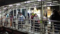 Meningkatnya penumpang bus Transjakarta terlihat pada jam-jam sibuk, seperti pagi hari dan sore hari.