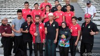 Lalu menerima penghargaan berupa tiket umroh di Stadion Madya Gelora Bung Karno, Senayan, pada Rabu (8/8/2018).