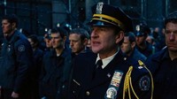 Bagaimana mungkin polisi yang dikurung Bane di bawah tanah selama sebulan tetap tampil bersih? Dok. Warner Bros