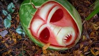 Bayangkan jika Anda melihat ini di hutan. Tengkorak alien dari semangka, tulisnya. Hayo, apa jawaban kamu? Foto: sparksflydesign.com