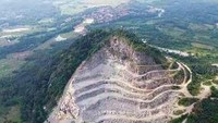 Penambang mencebak batu andesit di Sirnalanggeng hingga gunung itu hilang hampir setengahnya. Akibatnya dua mata air yang menyokong kehidupan warga hilang. (dokumentasi Koalisi Melawan Tambang)  