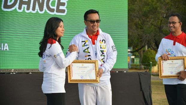 Abadikan 65 Ribu Penari Poco-poco, Sutradara Livi Zheng Terima Penghargaan