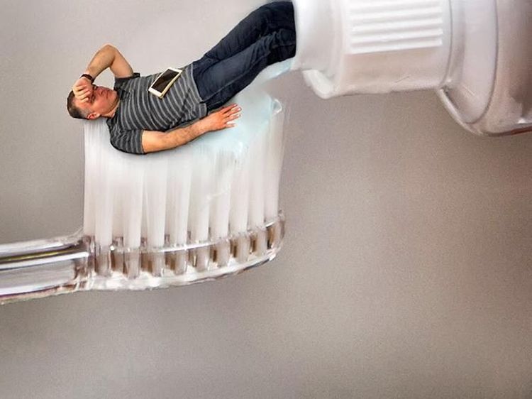 Kocak! Bos Ketiduran Jadi Bahan Photoshop Karyawannya