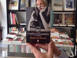 Kreatif! Ketika Wajah Menyatu dengan Sampul Buku