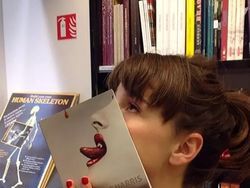 Kreatif! Ketika Wajah Menyatu dengan Sampul Buku