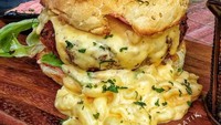 Cheeseburger yang satu ini beda dengan cheeseburger kebanyakan. Isiannya ada mac and cheese dengan keju yang mulur. Lelehan kejunya terlihat sangat menggoda, kan? Foto: eatwith_pratik