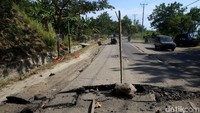 Untuk menghindari kecelakaan, warga memberi tanda dilarang melintas menggunakan sebatang bambu.