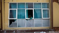 Beberapa jendela pecah tak kuat menahan getaran gempa.