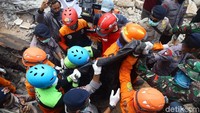 Satu korban yang berhasil dievakuasi para petugas penyelamat gabungan diketahui tewas tertimbun runtuhan bangunan.