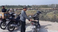 Warga terus menerus mendatangi lokasi semburan air bercampur lumpur.