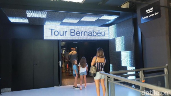 Harga tiket tur stadion seharga 25 Euro atau sekitar Rp 400 ribuan. Inilah pintu masuk Tour Bernabeu (Dhani Irawan/detikTravel) Harga tiket tur stadion seharga 25 Euro atau sekitar Rp 400 ribuan. Inilah pintu masuk Tour Bernabeu (Dhani Irawan/detikTravel)