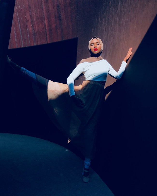 Berprofesi sebagai model, Wafa sepertinya tahu angle terbaik dari wajahnya. Ia tetap bisa bergaya fierce dengan pose yang tidak aman bagi kebanyakan orang. Foto: Instagram/wafa_s_osman