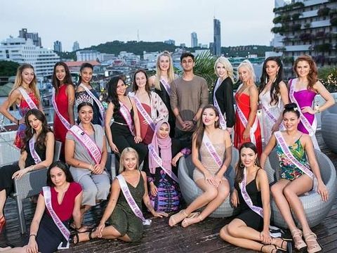 Nurul Shamsul saat berfoto bersama para finalis Miss Universe New Zealand 2018.