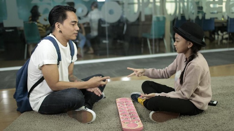 Zara Leola dan ayahnya, Enda Ungu/ Foto: Asep Syaifullah Zara Leola dan ayahnya, Enda Ungu/ Foto: Asep Syaifullah