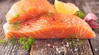 Ikan salmon, sarden dan makarel kaya akan asam lemak omega-3 yang sehat. Asam lemak ini bantu melindungi tubuhmu dari penyakit dan juga untuk pertumbuhan rambut serta membuatnya berkilau dan tebal. (Foto: Thinkstock)