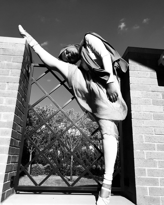 Berpose cukup ekstrim, hijab yang dipakai Wafa tetap rapi. Ia memilih hijab pashmina di kesehariannya dibandingkan turban seperti kebanyakan hijabers Afrika lainnya. Foto: Instagram/wafa_s_osman