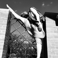 Berpose cukup ekstrim, hijab yang dipakai Wafa tetap rapi. Ia memilih hijab pashmina di kesehariannya dibandingkan turban seperti kebanyakan hijabers Afrika lainnya. Foto: Instagram/wafa_s_osman