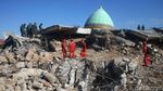 Evakuasi Korban Gempa yang Tertimbun Bangunan Masjid